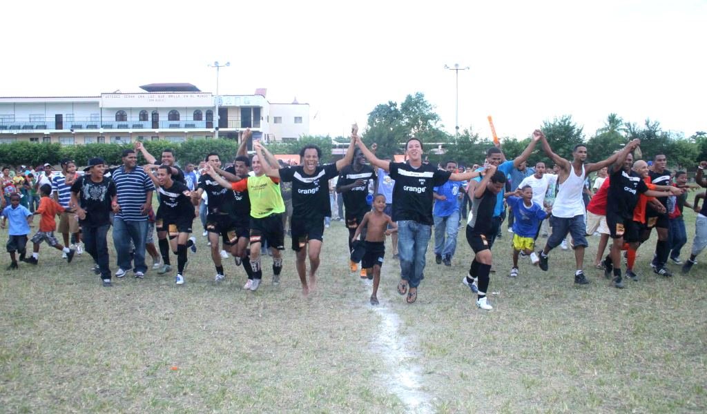 Celebración del equipo de Moca en la justa del 2010, donde ganaron su corona número 10 del Fútbol de República Dominicana.